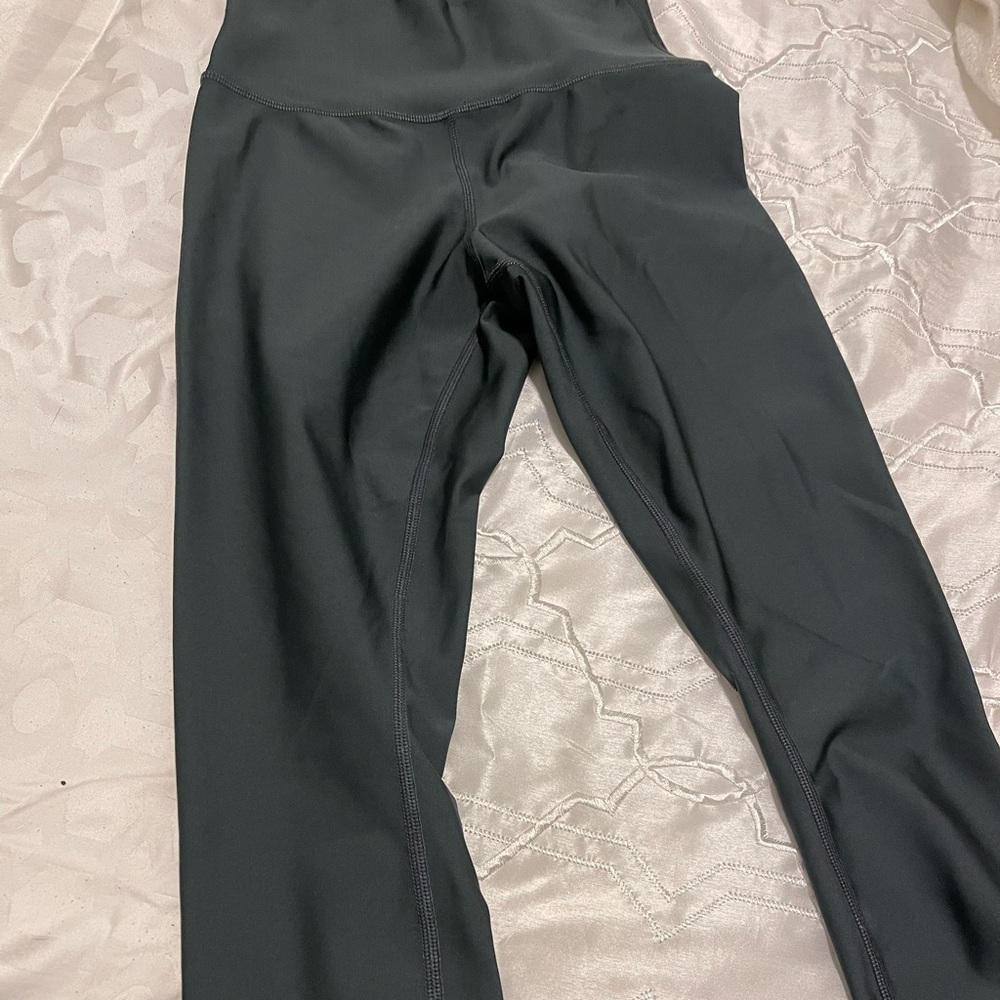 Anthracite color Alo leggins - never worn without tags